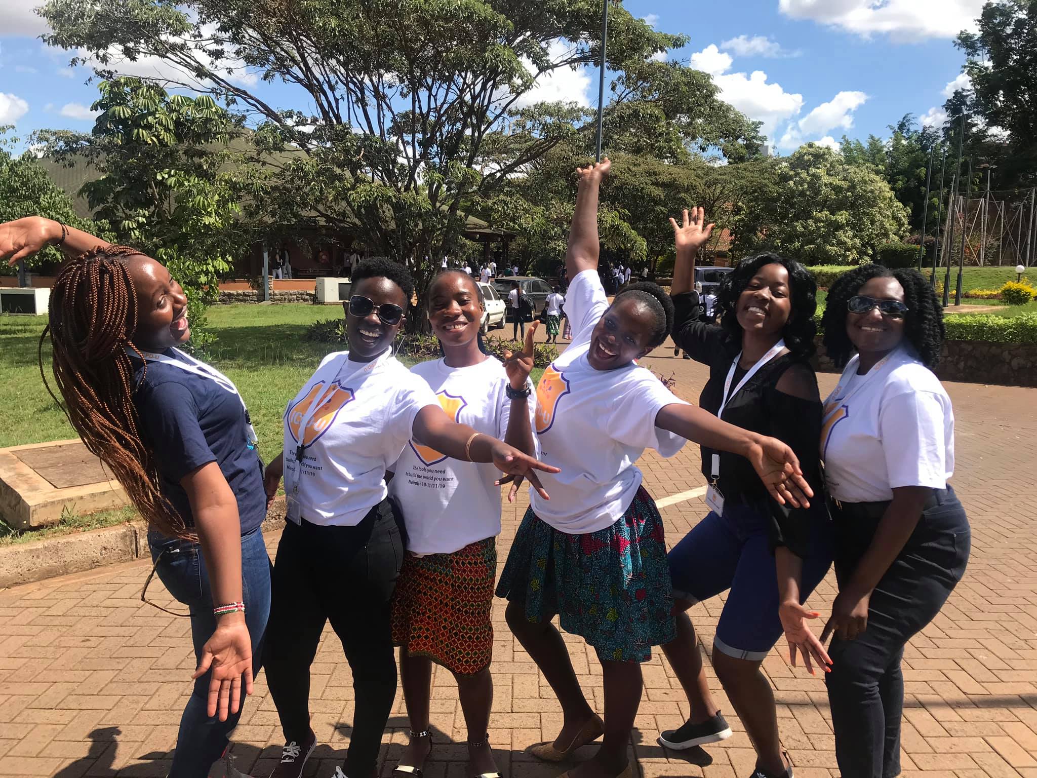 6 girls have their hand wide open posing for the group picture